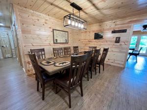 Fotografie z fotogalerie ubytování The Hitching Post: Spacious 5BR/4BA Rancher v destinaci Pigeon Forge