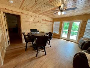 Fotografie z fotogalerie ubytování The Hitching Post: Spacious 5BR/4BA Rancher v destinaci Pigeon Forge