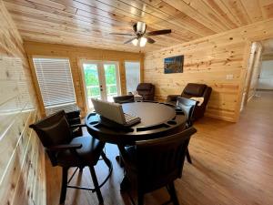 Fotografie z fotogalerie ubytování The Hitching Post: Spacious 5BR/4BA Rancher v destinaci Pigeon Forge