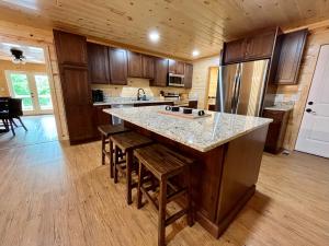 Fotografie z fotogalerie ubytování The Hitching Post: Spacious 5BR/4BA Rancher v destinaci Pigeon Forge