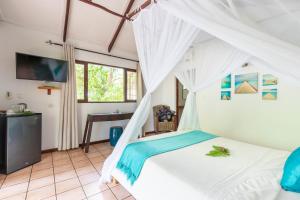 Ein Bett oder Betten in einem Zimmer der Unterkunft LEMON BEACH LODGE Vilankulo