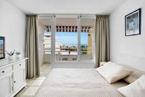 Posteľ alebo postele v izbe v ubytovaní MICHELE APARTMENT PLAYA DE LAS AMÉRICAS