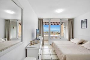 Posteľ alebo postele v izbe v ubytovaní MICHELE APARTMENT PLAYA DE LAS AMÉRICAS