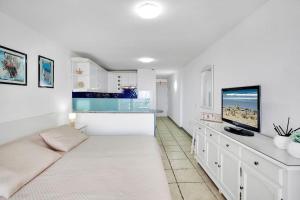 Posteľ alebo postele v izbe v ubytovaní MICHELE APARTMENT PLAYA DE LAS AMÉRICAS