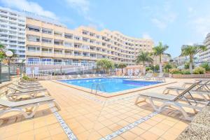 Bazén v ubytovaní MICHELE APARTMENT PLAYA DE LAS AMÉRICAS alebo v jeho blízkosti