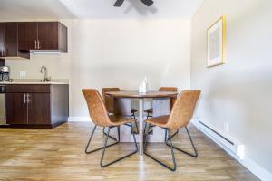 a kitchen and dining room with a table and chairs at Foster City 2BR w Gym Pool WD nr highways SFO-567 in Foster City