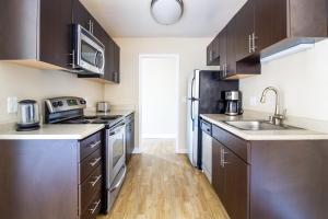 Een keuken of kitchenette bij Foster City 2BR w Gym Pool WD nr highways SFO-567