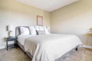 صورة لـ Foster City 2BR w Gym Pool WD nr highways SFO-567 في مدينة فوستر +19 صورة