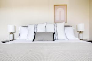 Un dormitorio con una cama blanca con almohadas blancas. en Foster City 2BR w Gym Pool WD nr highways SFO-567, en Foster City 19 fotos más