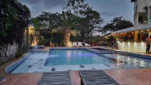 una gran piscina en medio de un edificio en Sendero del Rio Finca Hotel, en San Rafael