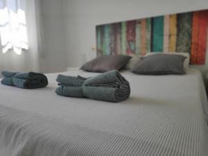 uma cama com duas toalhas enroladas em Casa en primera linea de playa en Pantin!! em Pantín