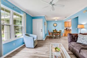 Posezení v ubytování Charming Condo w/ Pool – 500 Yards to Beach, Near Lighthouse & Downtown