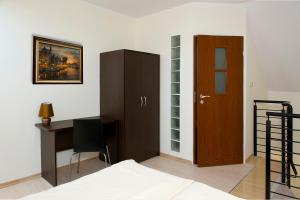 1 dormitorio con escritorio, armario y puerta en Family Homes - Sand Apartments, en Władysławowo