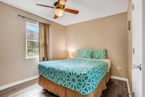 Postel nebo postele na pokoji v ubytování Charming Condo w/ Pool – 500 Yards to Beach, Near Lighthouse & Downtown