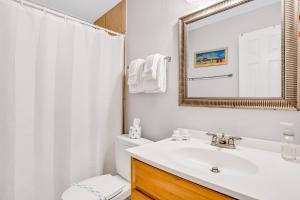 Koupelna v ubytování Charming Condo w/ Pool – 500 Yards to Beach, Near Lighthouse & Downtown + 21 fotografií