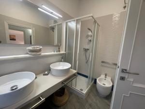 カスティリョンチェッロにあるVilletta Marinaのバスルーム(シンク、シャワー、トイレ付)