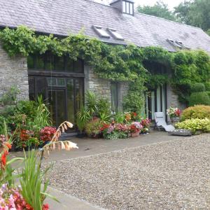 une maison avec un bouquet de fleurs devant elle dans l'établissement Ty Cefn Tregib B&B, à Llandeilo