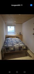 a large bed in a room with a window at Ruhig gelegenes Ferienhaus in Simmelsdorf