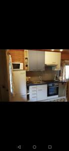 a kitchen with white cabinets and a sink at Ruhig gelegenes Ferienhaus in Simmelsdorf