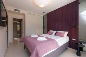 a bedroom with a large bed with pink sheets at Beferent Los Arenales playa 2 in Arenales del Sol