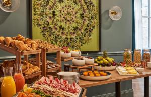 Hotel Indigo - Exeter, an IHG Hotel في إكسيتير: طاولة مليئة بالكثير من الأنواع المختلفة من الطعام