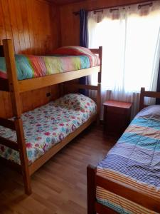 Ένα ή περισσότερα κρεβάτια σε δωμάτιο στο Cabaña campestre en Villarrica