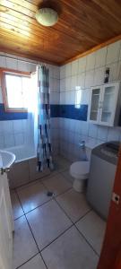 Ένα μπάνιο στο Cabaña campestre en Villarrica +10 φωτογραφίες