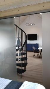 eine schwarze Treppe in einem Zimmer mit Esszimmer in der Unterkunft großzügige Ferienwohnung mit weitem Ausblick in Lichtenberg