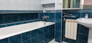 a bathroom with a bath tub and a sink at Простора квартира поряд ЧНУ in Chernivtsi