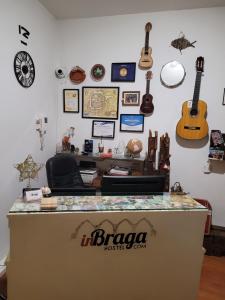 una tienda de música con una barra con guitarras en la pared en inBraga Hostel en Braga