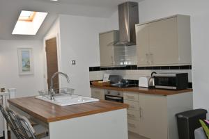 cocina con fregadero y microondas en Apartment No. 8, 1 bed, sleeps 4 en Exmouth