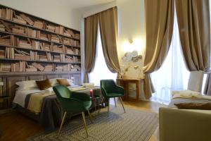 um quarto com uma cama e 2 cadeiras verdes em Spagna Ave em Roma