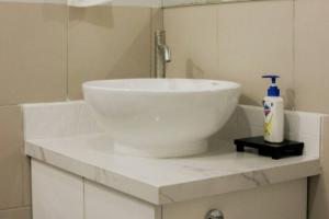 Bilik mandi di Serenity Suites: Your tranquil gateway!