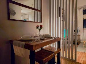 una mesa con platos, gafas y espejo en Serenity Suites: Your tranquil gateway!, en Biñan