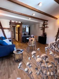 uma sala de estar com um sofá azul e uma cama em Le Petit Cocon em Dambach-la-Ville