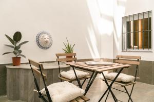 a table and chairs in a room with a table at Indulge en Sevilla Zaragoza in Seville