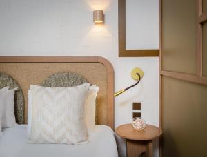 Postel nebo postele na pokoji v ubytování Hôtel Le Monna Lisa by Inwood Hotels