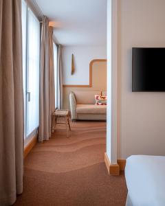Postel nebo postele na pokoji v ubytování Hôtel Le Monna Lisa by Inwood Hotels