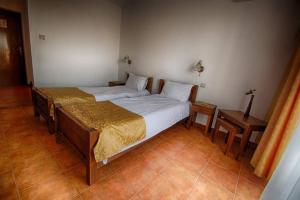 1 dormitorio con 2 camas individuales y mesa en Tortuga, en Costinesti