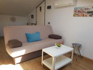sala de estar con sofá y mesa en Apartamentos Momas La Casa De Mamá, en Málaga