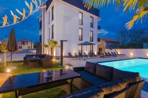 una villa con piscina di notte di Villa Ivani a Sukošan (San Cassiano)