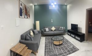 sala de estar con 2 sofás y TV en résidence zeineb en Nuakchot