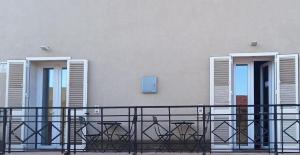 un gruppo di sedie seduti sul lato di un edificio di L'Argonauta a Lampedusa