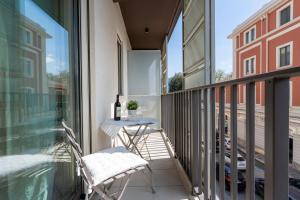 balcone con tavolo, sedie e finestra di Twelve12 - Università & Stazione Aparment a Bari