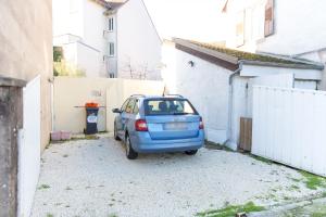 una piccola auto blu parcheggiata in un vicolo di Auguste, La Romaine et My César - Location Saverne a Saverne