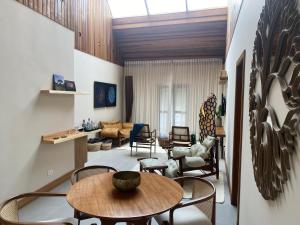 uma sala de estar com mesa e cadeiras em Hotel Boutique QUEBRA-NOZ em Campos do Jordão