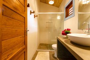 een badkamer met een wastafel en een toilet bij Casa PROX AO MAR - Icaraizinho de Amontada in Amontada
