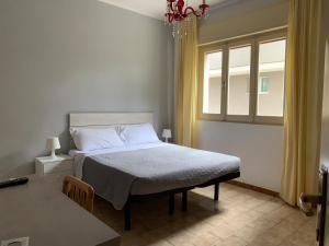 海上米蘭的住宿－Hotel Helvetia，一间卧室设有一张床和一个窗口