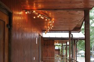 un edificio de madera con techo con luces. en Sirena Holiday Park, en Kamchia