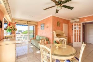 Χώρος καθιστικού στο A6- 2 BDR Incredible Sea View - AC, Garage & Terrace